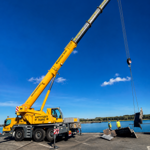 Automacara de 50 de tone, potrivită pentru construcții civile și industriale, lucrări portuare și manipularea sarcinilor grele. Oferim servicii profesionale de închiriere macarale în Galați, cu operatori autorizați și soluții adaptate fiecărui proiect.