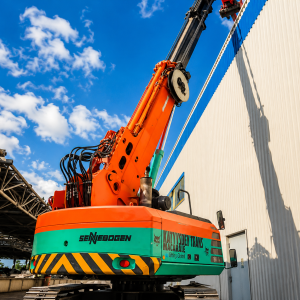 Automacara telescopică Sennebogen HPC 35, montată pe camion, cu o capacitate maximă de ridicare de 35 de tone. Este potrivită pentru construcții civile și industriale, montarea structurilor și manipularea controlată a sarcinilor grele.