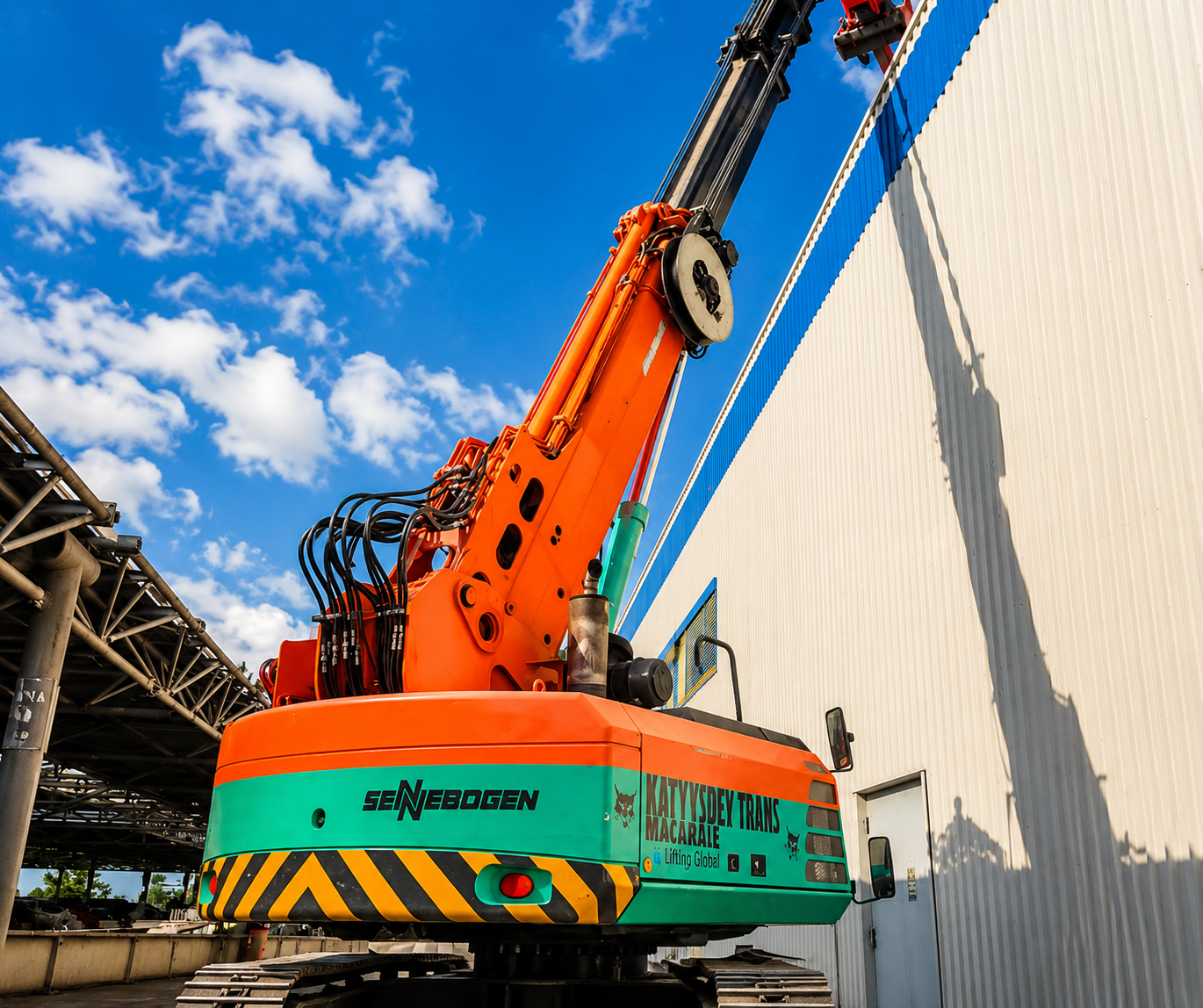 Inchirieri macarale galati Automacara telescopică Sennebogen HPC 35, montată pe camion, cu o capacitate maximă de ridicare de 35 de tone. Este potrivită pentru construcții civile și industriale, montarea structurilor și manipularea controlată a sarcinilor grele.