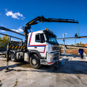 Macaraua Hiab reprezintă o soluție flexibilă și eficientă pentru proiectele care necesită atât transportul, cât și manipularea controlată a mărfurilor la destinație.